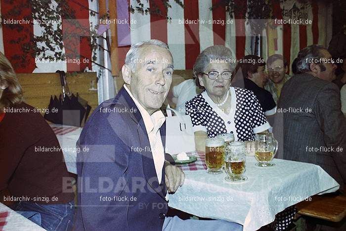 1977 -Sankt Josef Gesellschaft - Jusseps-Jonge im Zelt Kirmes Dienstag: SNJSGSJSJNZLKRDN-015812