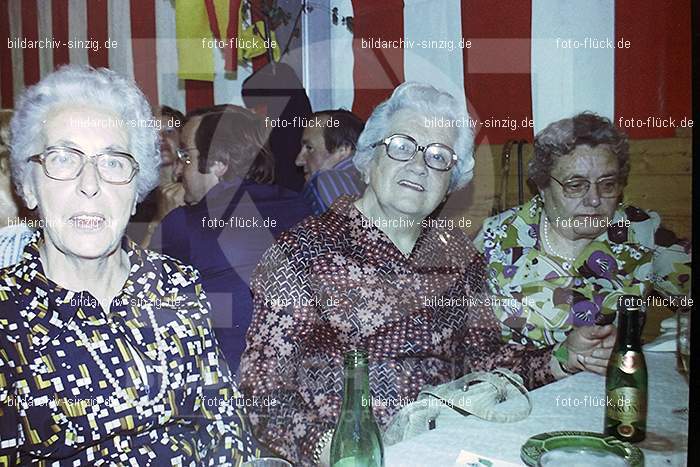 1977 -Sankt Josef Gesellschaft - Jusseps-Jonge im Zelt Kirmes Dienstag: SNJSGSJSJNZLKRDN-015813