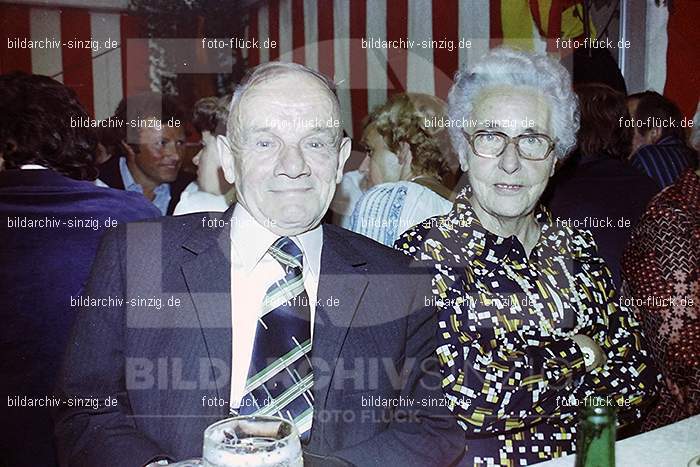 1977 -Sankt Josef Gesellschaft - Jusseps-Jonge im Zelt Kirmes Dienstag: SNJSGSJSJNZLKRDN-015814