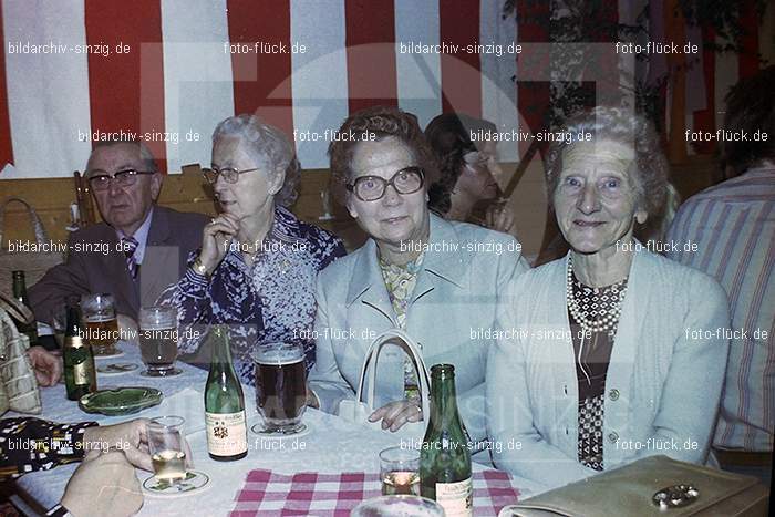 1977 -Sankt Josef Gesellschaft - Jusseps-Jonge im Zelt Kirmes Dienstag: SNJSGSJSJNZLKRDN-015815