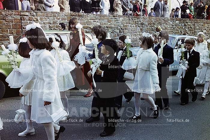 1977 - 1. hl. Kommunion in der St.Peter Kirche Sinzig -Pfarrer Heribert Kraus: HLKMSTPTKRSNPFHRKR-015823