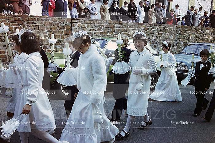 1977 - 1. hl. Kommunion in der St.Peter Kirche Sinzig -Pfarrer Heribert Kraus: HLKMSTPTKRSNPFHRKR-015829