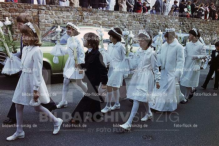 1977 - 1. hl. Kommunion in der St.Peter Kirche Sinzig -Pfarrer Heribert Kraus: HLKMSTPTKRSNPFHRKR-015830