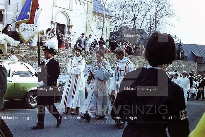 1977 - 1. hl. Kommunion in der St.Peter Kirche Sinzig -Pfarrer Heribert Kraus: HLKMSTPTKRSNPFHRKR-015833