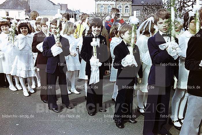 1977 - 1. hl. Kommunion in der St.Peter Kirche Sinzig -Pfarrer Heribert Kraus: HLKMSTPTKRSNPFHRKR-015836