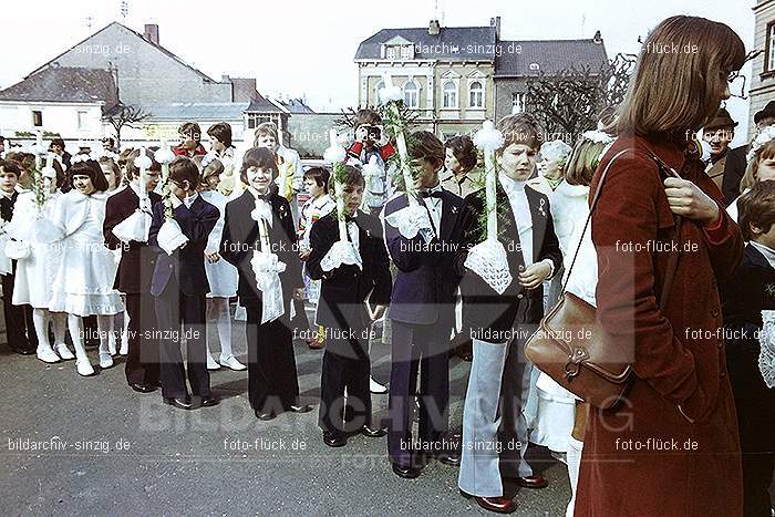 1977 - 1. hl. Kommunion in der St.Peter Kirche Sinzig -Pfarrer Heribert Kraus: HLKMSTPTKRSNPFHRKR-015837