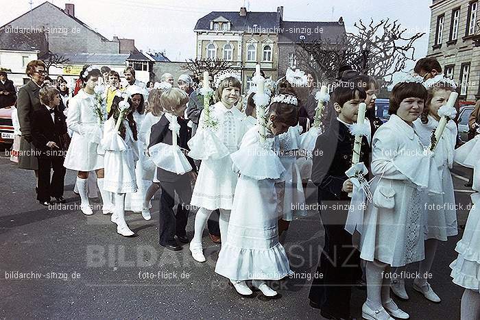 1977 - 1. hl. Kommunion in der St.Peter Kirche Sinzig -Pfarrer Heribert Kraus: HLKMSTPTKRSNPFHRKR-015839