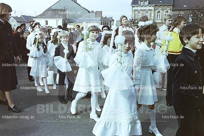 1977 - 1. hl. Kommunion in der St.Peter Kirche Sinzig -Pfarrer Heribert Kraus: HLKMSTPTKRSNPFHRKR-015842