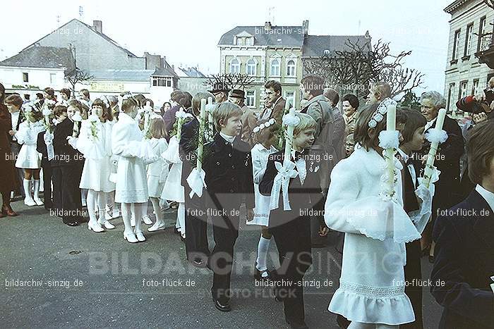 1977 - 1. hl. Kommunion in der St.Peter Kirche Sinzig -Pfarrer Heribert Kraus: HLKMSTPTKRSNPFHRKR-015843