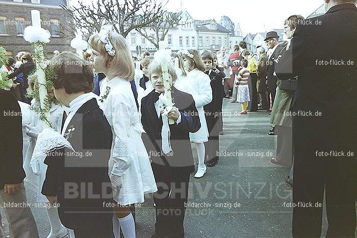 1977 - 1. hl. Kommunion in der St.Peter Kirche Sinzig -Pfarrer Heribert Kraus: HLKMSTPTKRSNPFHRKR-015846