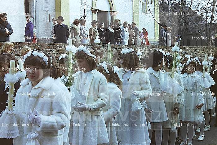 1977 - 1. hl. Kommunion in der St.Peter Kirche Sinzig -Pfarrer Heribert Kraus: HLKMSTPTKRSNPFHRKR-015851