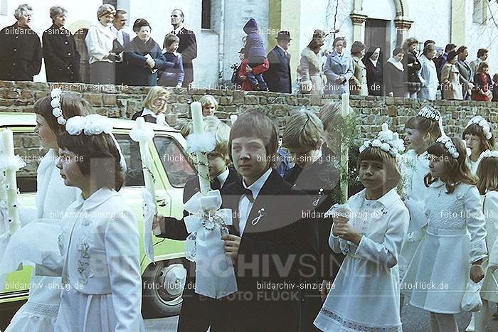 1977 - 1. hl. Kommunion in der St.Peter Kirche Sinzig -Pfarrer Heribert Kraus: HLKMSTPTKRSNPFHRKR-015854