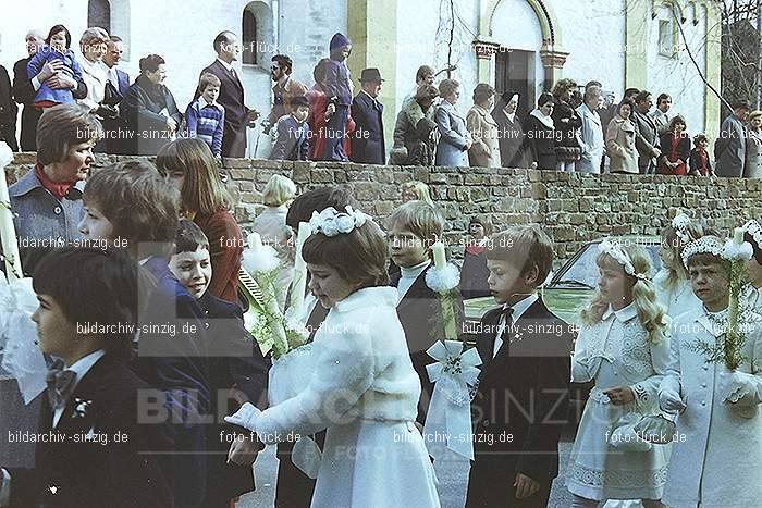 1977 - 1. hl. Kommunion in der St.Peter Kirche Sinzig -Pfarrer Heribert Kraus: HLKMSTPTKRSNPFHRKR-015857