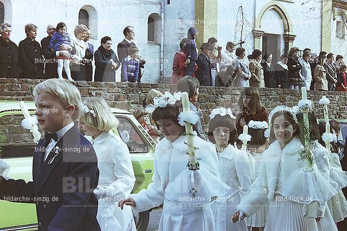 1977 - 1. hl. Kommunion in der St.Peter Kirche Sinzig -Pfarrer Heribert Kraus: HLKMSTPTKRSNPFHRKR-015858