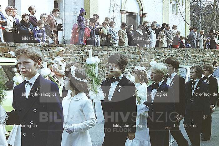1977 - 1. hl. Kommunion in der St.Peter Kirche Sinzig -Pfarrer Heribert Kraus: HLKMSTPTKRSNPFHRKR-015861