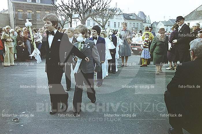 1977 - 1. hl. Kommunion in der St.Peter Kirche Sinzig -Pfarrer Heribert Kraus: HLKMSTPTKRSNPFHRKR-015872