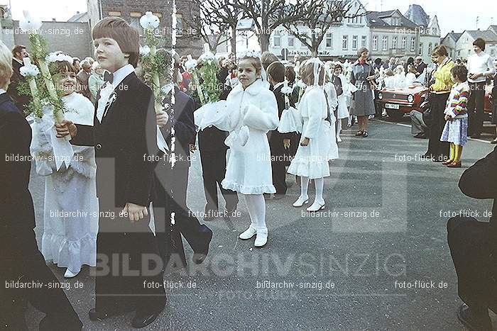 1977 - 1. hl. Kommunion in der St.Peter Kirche Sinzig -Pfarrer Heribert Kraus: HLKMSTPTKRSNPFHRKR-015875