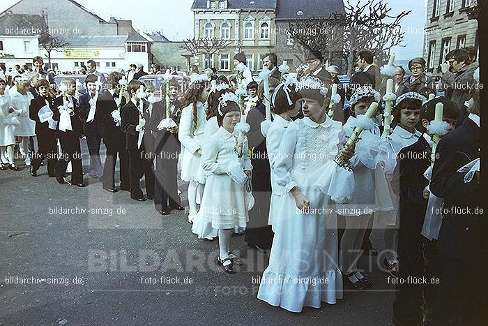 1977 - 1. hl. Kommunion in der St.Peter Kirche Sinzig -Pfarrer Heribert Kraus: HLKMSTPTKRSNPFHRKR-015876
