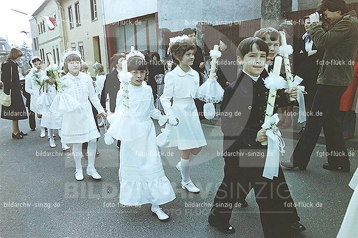 1977 - 1. hl. Kommunion in der St.Peter Kirche Sinzig -Pfarrer Heribert Kraus: HLKMSTPTKRSNPFHRKR-015879