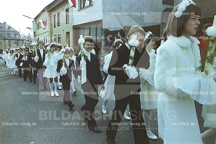 1977 - 1. hl. Kommunion in der St.Peter Kirche Sinzig -Pfarrer Heribert Kraus: HLKMSTPTKRSNPFHRKR-015886