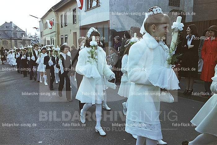 1977 - 1. hl. Kommunion in der St.Peter Kirche Sinzig -Pfarrer Heribert Kraus: HLKMSTPTKRSNPFHRKR-015887