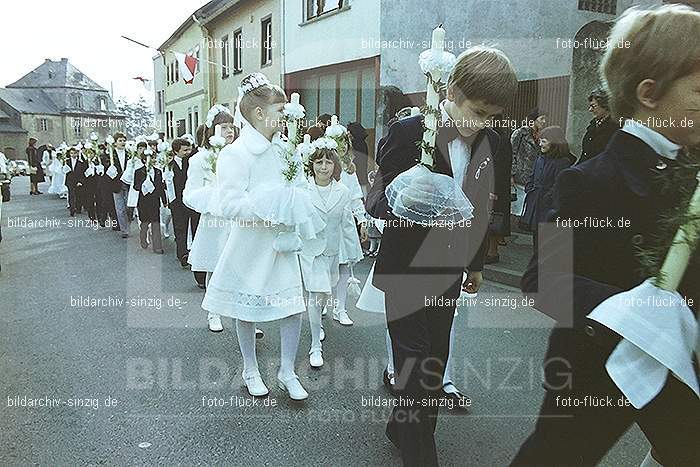 1977 - 1. hl. Kommunion in der St.Peter Kirche Sinzig -Pfarrer Heribert Kraus: HLKMSTPTKRSNPFHRKR-015888