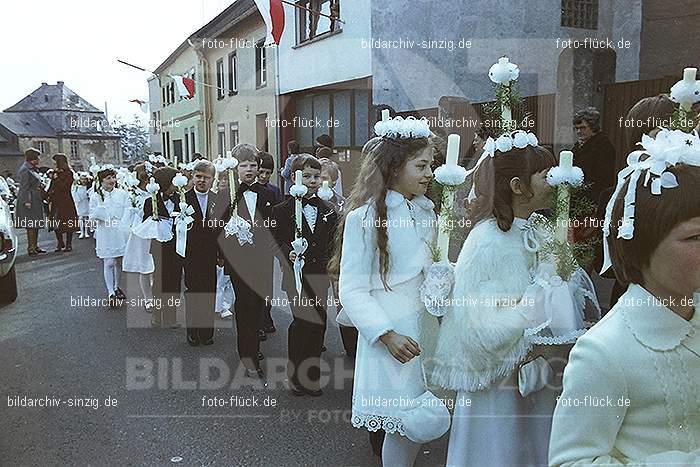 1977 - 1. hl. Kommunion in der St.Peter Kirche Sinzig -Pfarrer Heribert Kraus: HLKMSTPTKRSNPFHRKR-015897