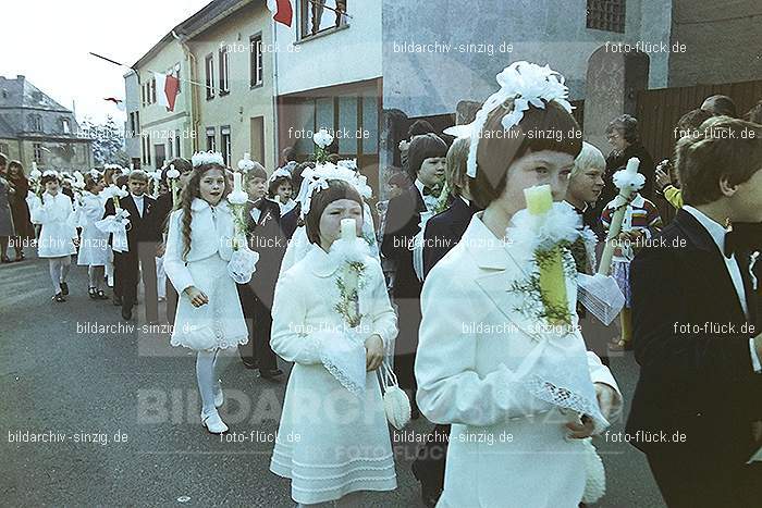 1977 - 1. hl. Kommunion in der St.Peter Kirche Sinzig -Pfarrer Heribert Kraus: HLKMSTPTKRSNPFHRKR-015898