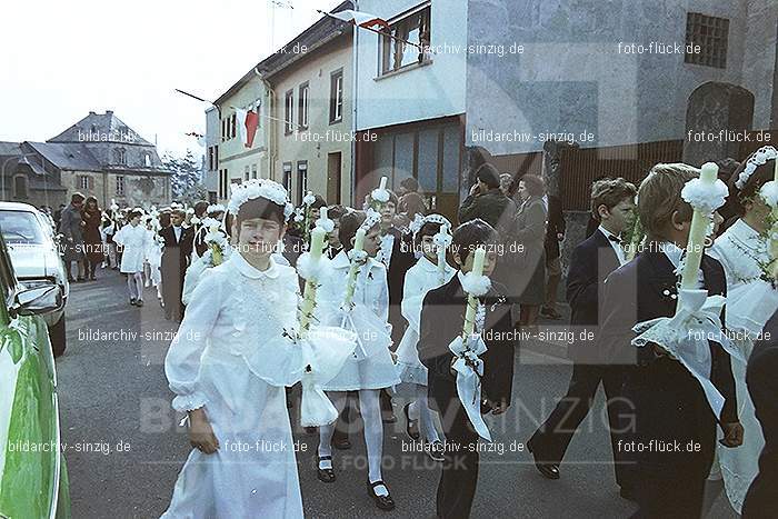 1977 - 1. hl. Kommunion in der St.Peter Kirche Sinzig -Pfarrer Heribert Kraus: HLKMSTPTKRSNPFHRKR-015900