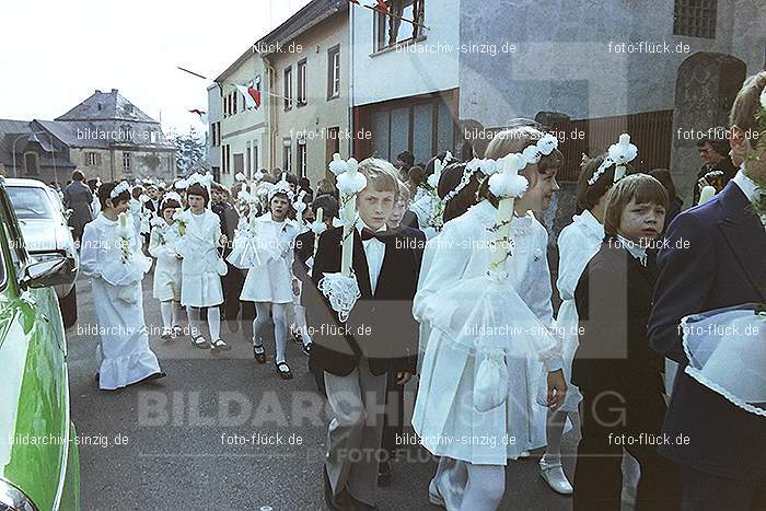 1977 - 1. hl. Kommunion in der St.Peter Kirche Sinzig -Pfarrer Heribert Kraus: HLKMSTPTKRSNPFHRKR-015902