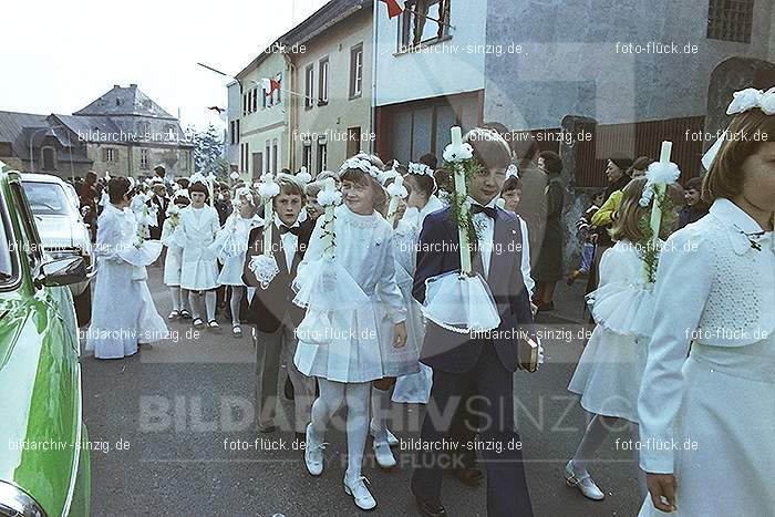 1977 - 1. hl. Kommunion in der St.Peter Kirche Sinzig -Pfarrer Heribert Kraus: HLKMSTPTKRSNPFHRKR-015903