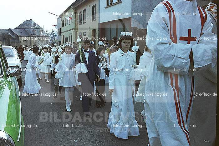 1977 - 1. hl. Kommunion in der St.Peter Kirche Sinzig -Pfarrer Heribert Kraus: HLKMSTPTKRSNPFHRKR-015905