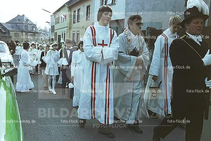 1977 - 1. hl. Kommunion in der St.Peter Kirche Sinzig -Pfarrer Heribert Kraus: HLKMSTPTKRSNPFHRKR-015906