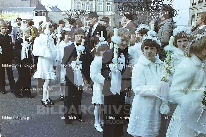 1977 - 1. hl. Kommunion in der St.Peter Kirche Sinzig -Pfarrer Heribert Kraus: HLKMSTPTKRSNPFHRKR-015908