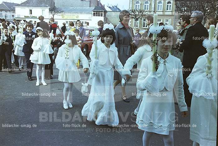 1977 - 1. hl. Kommunion in der St.Peter Kirche Sinzig -Pfarrer Heribert Kraus: HLKMSTPTKRSNPFHRKR-015913