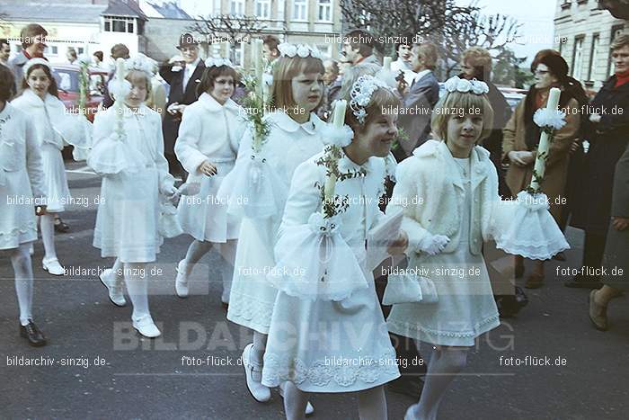 1977 - 1. hl. Kommunion in der St.Peter Kirche Sinzig -Pfarrer Heribert Kraus: HLKMSTPTKRSNPFHRKR-015915