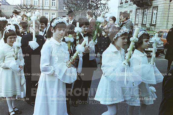 1977 - 1. hl. Kommunion in der St.Peter Kirche Sinzig -Pfarrer Heribert Kraus: HLKMSTPTKRSNPFHRKR-015919