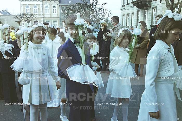 1977 - 1. hl. Kommunion in der St.Peter Kirche Sinzig -Pfarrer Heribert Kraus: HLKMSTPTKRSNPFHRKR-015922