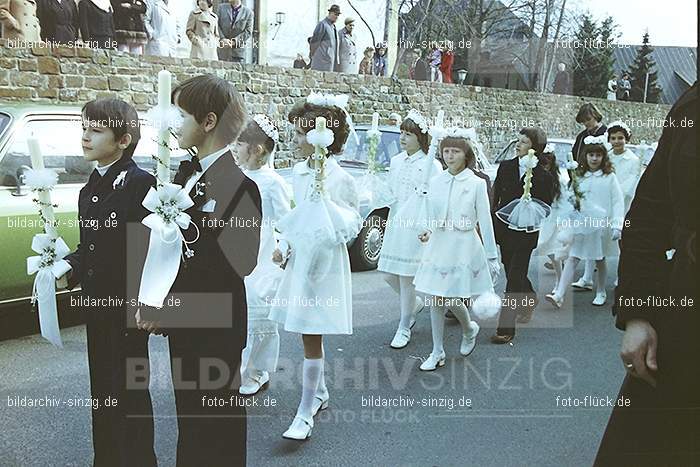 1977 - 1. hl. Kommunion in der St.Peter Kirche Sinzig -Pfarrer Heribert Kraus: HLKMSTPTKRSNPFHRKR-015927