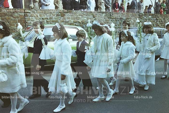 1977 - 1. hl. Kommunion in der St.Peter Kirche Sinzig -Pfarrer Heribert Kraus: HLKMSTPTKRSNPFHRKR-015930