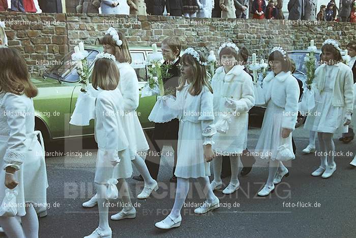 1977 - 1. hl. Kommunion in der St.Peter Kirche Sinzig -Pfarrer Heribert Kraus: HLKMSTPTKRSNPFHRKR-015931