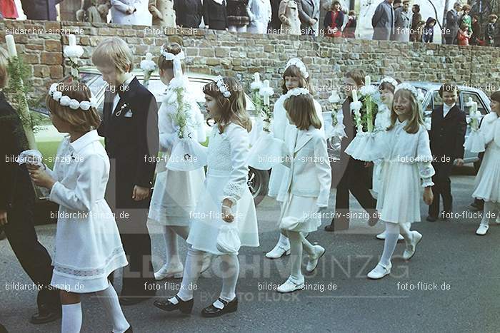 1977 - 1. hl. Kommunion in der St.Peter Kirche Sinzig -Pfarrer Heribert Kraus: HLKMSTPTKRSNPFHRKR-015932