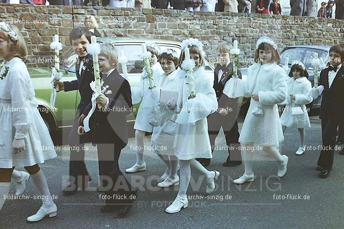 1977 - 1. hl. Kommunion in der St.Peter Kirche Sinzig -Pfarrer Heribert Kraus: HLKMSTPTKRSNPFHRKR-015934