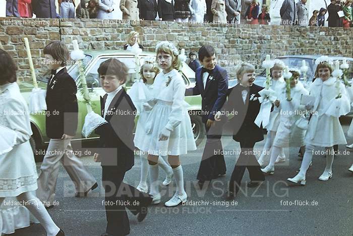 1977 - 1. hl. Kommunion in der St.Peter Kirche Sinzig -Pfarrer Heribert Kraus: HLKMSTPTKRSNPFHRKR-015935