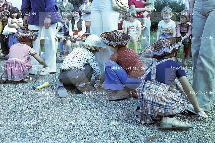 1977 Abschlußfeier der Schulkinder vom Kath. Kindergarten St.Peter: BSSCKTKNSTPT-015953