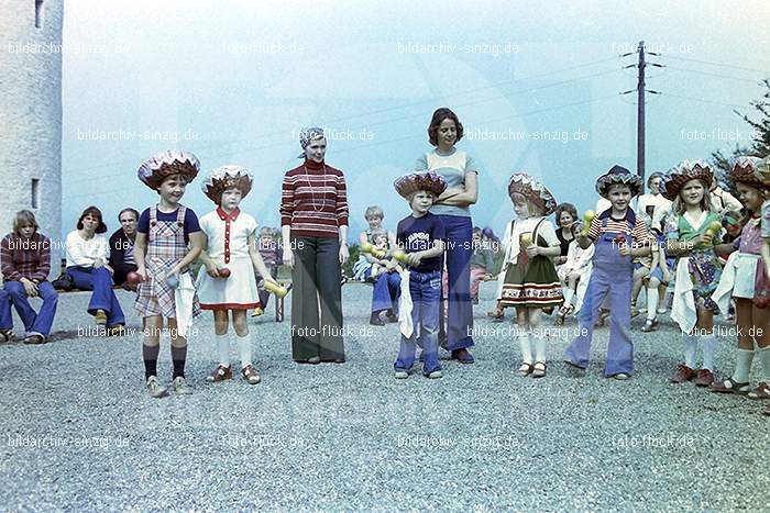 1977 Abschlußfeier der Schulkinder vom Kath. Kindergarten St.Peter: BSSCKTKNSTPT-015954