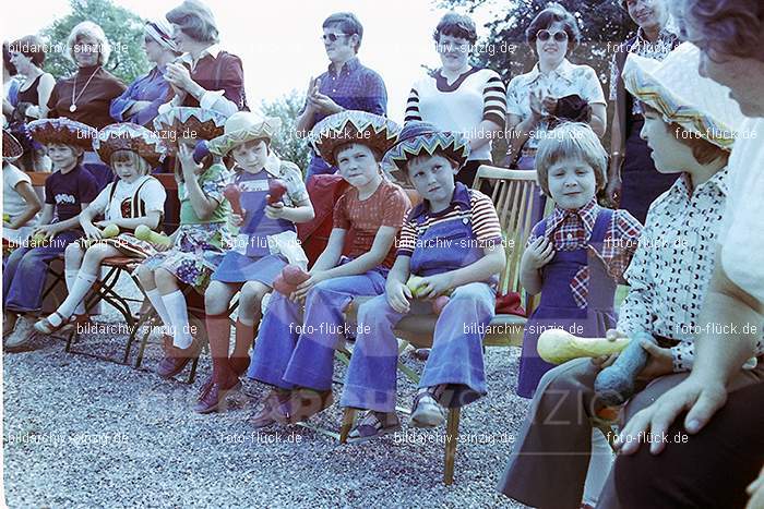 1977 Abschlußfeier der Schulkinder vom Kath. Kindergarten St.Peter: BSSCKTKNSTPT-015955