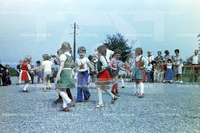 1977 Abschlußfeier der Schulkinder vom Kath. Kindergarten St.Peter: BSSCKTKNSTPT-015957