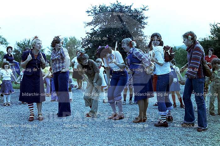 1977 Abschlußfeier der Schulkinder vom Kath. Kindergarten St.Peter: BSSCKTKNSTPT-015959
