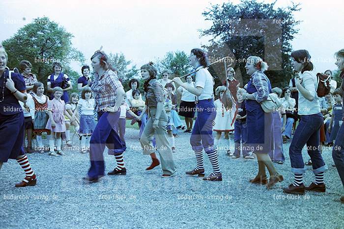 1977 Abschlußfeier der Schulkinder vom Kath. Kindergarten St.Peter: BSSCKTKNSTPT-015960
